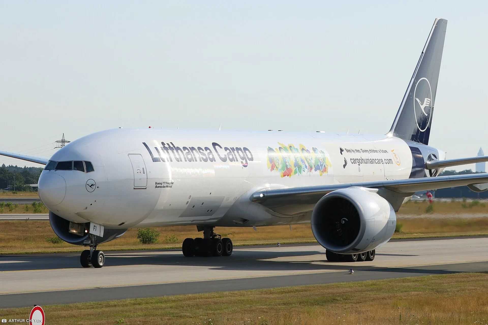 Avião cargueiro na pista