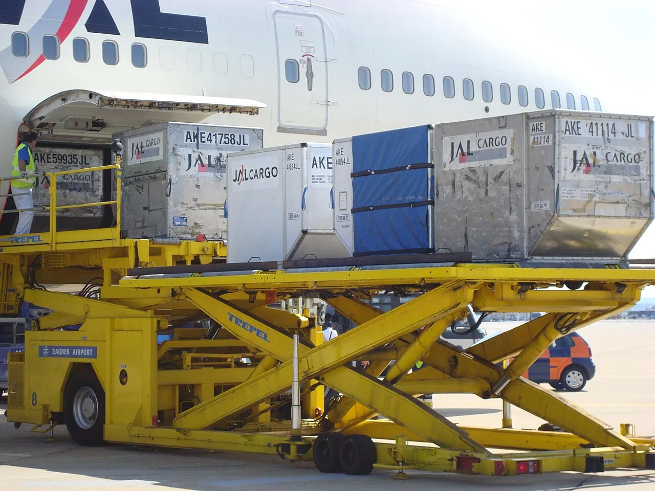 Paletes de carga consolidada sendo embarcados em avião