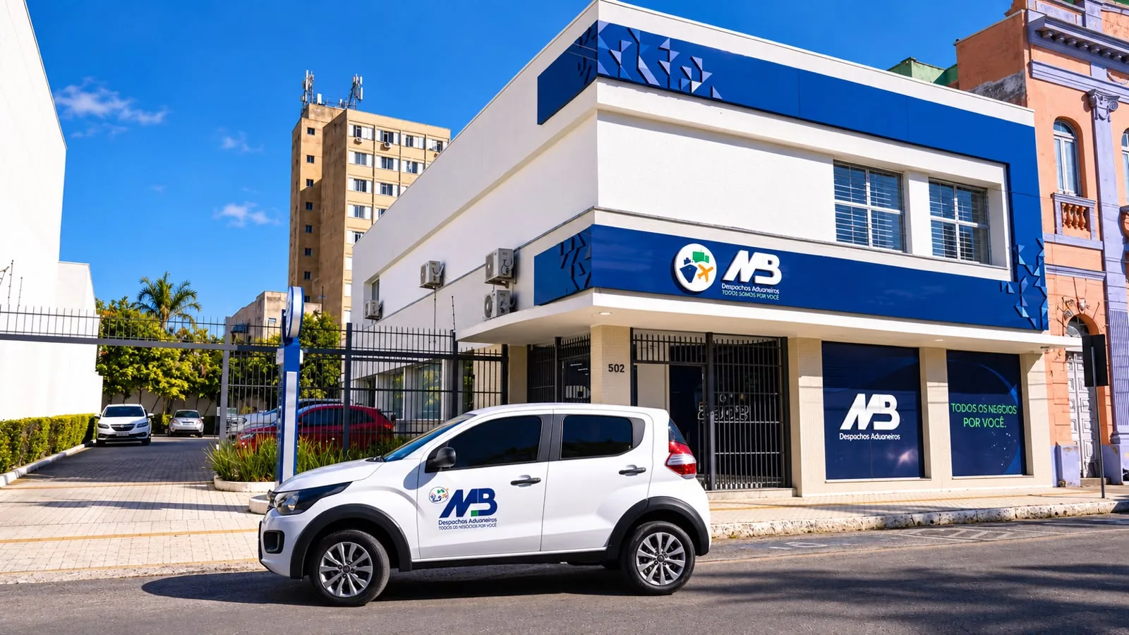 Fachada da sede da MB Despachos em Rio Grande, com o carro da empresa em frente