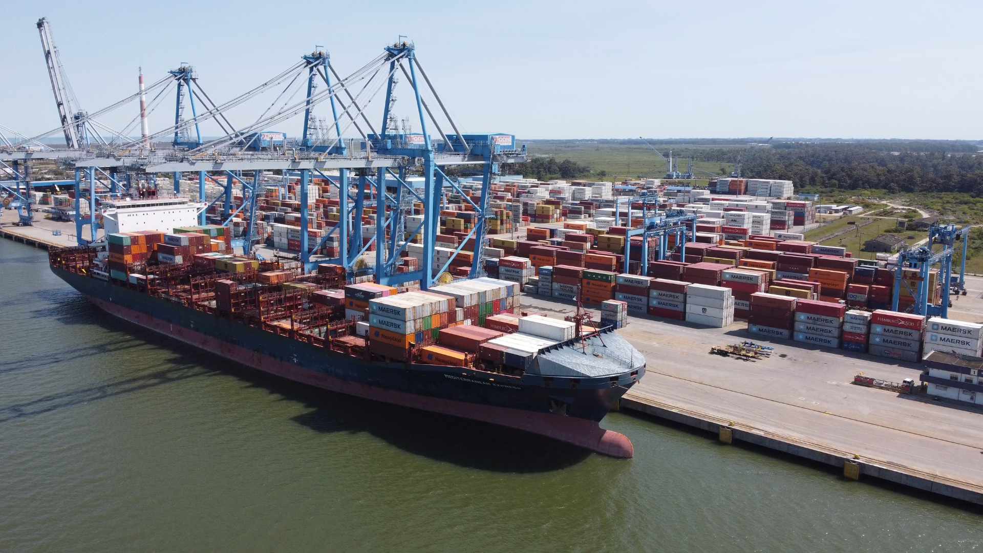 Navio porta-contêineres atracado no porto de Rio Grande