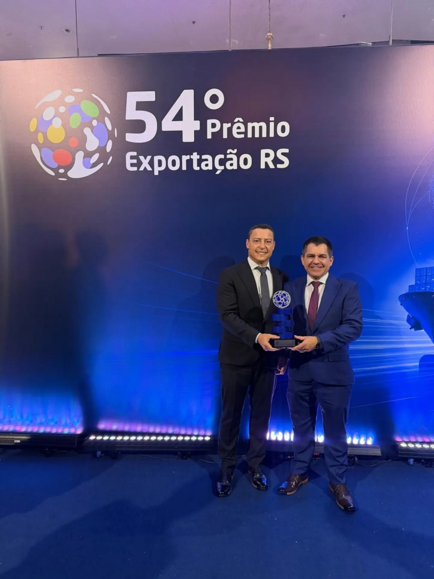 Representantes da MB Despachos com o troféu do 54º Prêmio Exportação RS