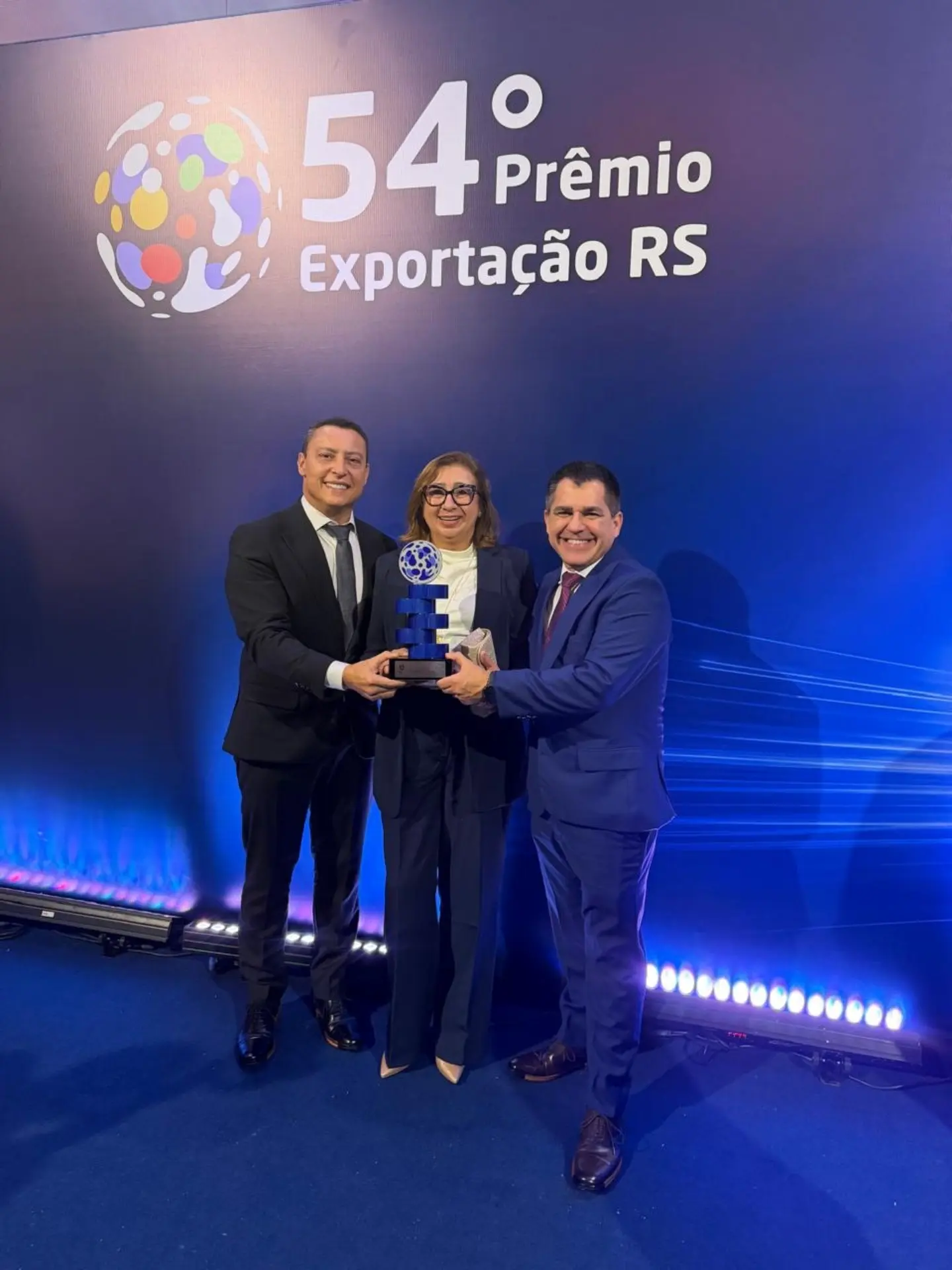 Equipe da MB Despachos com o troféu do 54º Prêmio Exportação RS